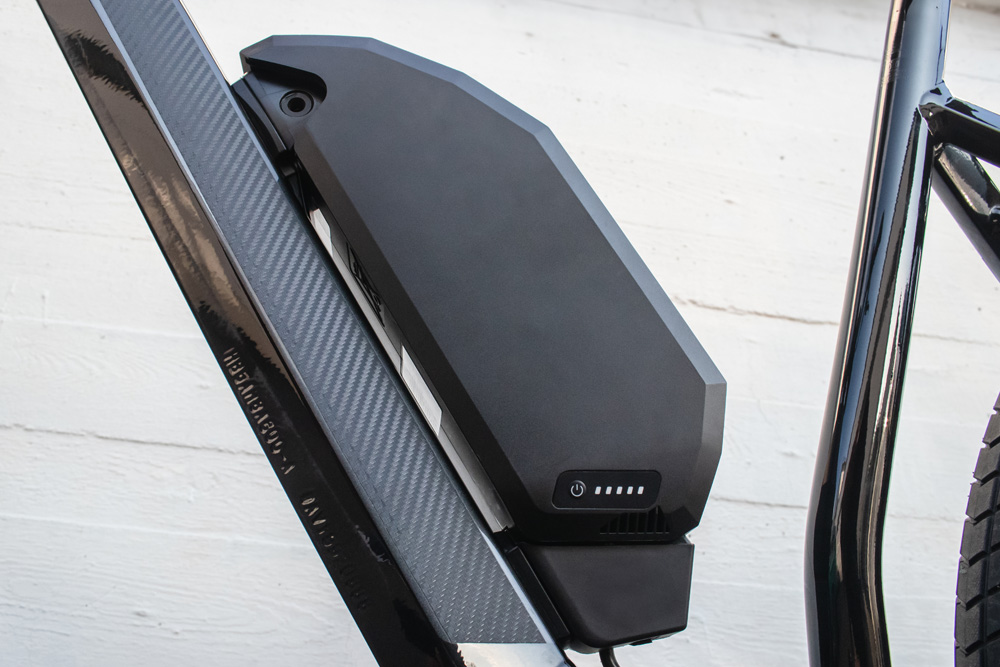 Dieser Ersatzakku von E-Bike Vision ist am Unterrohr des E-Bikes befestigt und passt perfekt in die Aufnahme der Original-Batterie.
