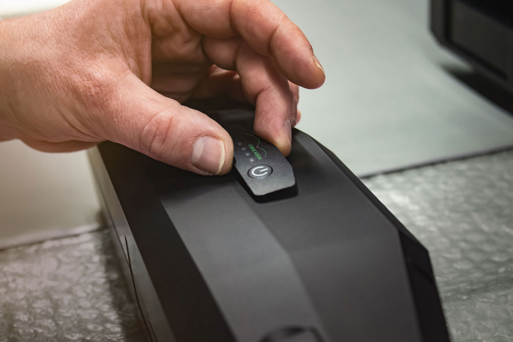 LED-Folie wird auf Gehäuse der Batterie geklebt